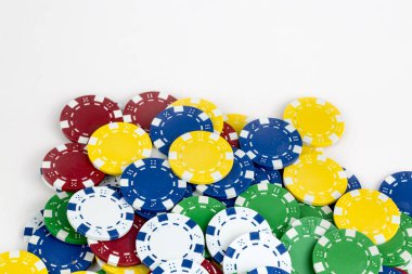 As kırmızı zarla kağıt oynuyor. Kumarhane ve kumar konsepti ve poker fişleri.