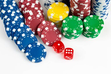 As kırmızı zarla kağıt oynuyor. Kumarhane ve kumar konsepti ve poker fişleri.