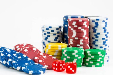 As kırmızı zarla kağıt oynuyor. Kumarhane ve kumar konsepti ve poker fişleri.