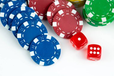 As kırmızı zarla kağıt oynuyor. Kumarhane ve kumar konsepti ve poker fişleri.