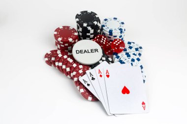 As kırmızı zarla kağıt oynuyor. Kumarhane ve kumar konsepti ve poker fişleri.