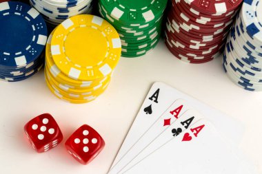 As kırmızı zarla kağıt oynuyor. Kumarhane ve kumar konsepti ve poker fişleri.