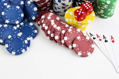 As kırmızı zarla kağıt oynuyor. Kumarhane ve kumar konsepti ve poker fişleri.