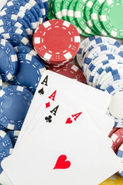 As kırmızı zarla kağıt oynuyor. Kumarhane ve kumar konsepti ve poker fişleri.