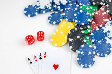 As kırmızı zarla kağıt oynuyor. Kumarhane ve kumar konsepti ve poker fişleri.