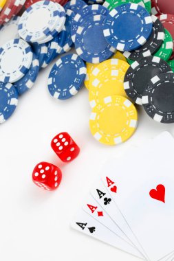 As kırmızı zarla kağıt oynuyor. Kumarhane ve kumar konsepti ve poker fişleri.