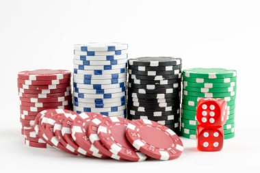 As kırmızı zarla kağıt oynuyor. Kumarhane ve kumar konsepti ve poker fişleri.