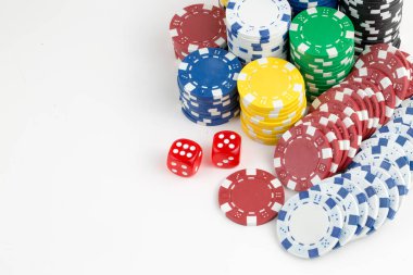 As kırmızı zarla kağıt oynuyor. Kumarhane ve kumar konsepti ve poker fişleri.