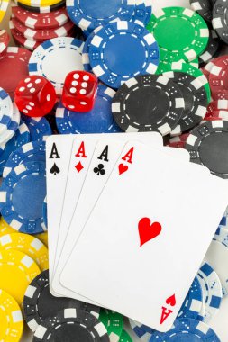 As kırmızı zarla kağıt oynuyor. Kumarhane ve kumar konsepti ve poker fişleri.