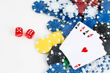 As kırmızı zarla kağıt oynuyor. Kumarhane ve kumar konsepti ve poker fişleri.