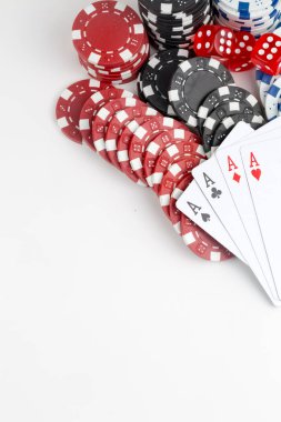 As kırmızı zarla kağıt oynuyor. Kumarhane ve kumar konsepti ve poker fişleri.