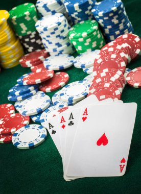 As kırmızı zarla kağıt oynuyor. Kumarhane ve kumar konsepti ve poker fişleri.