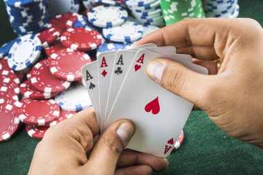 As kırmızı zarla kağıt oynuyor. Kumarhane ve kumar konsepti ve poker fişleri.