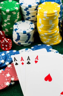 As kırmızı zarla kağıt oynuyor. Kumarhane ve kumar konsepti ve poker fişleri.