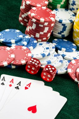As kırmızı zarla kağıt oynuyor. Kumarhane ve kumar konsepti ve poker fişleri.