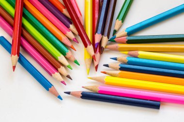 Arka planda izole edilmiş renkli kalemler. Kapat..