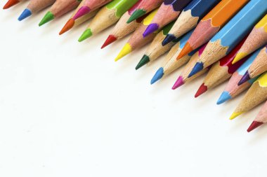 Arka planda izole edilmiş renkli kalemler. Kapat..