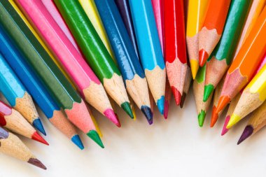 Arka planda izole edilmiş renkli kalemler. Kapat..