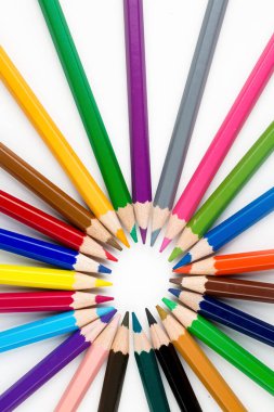 Arka planda izole edilmiş renkli kalemler. Kapat..