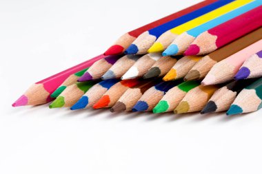 Arka planda izole edilmiş renkli kalemler. Kapat..