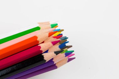 Arka planda izole edilmiş renkli kalemler. Kapat..