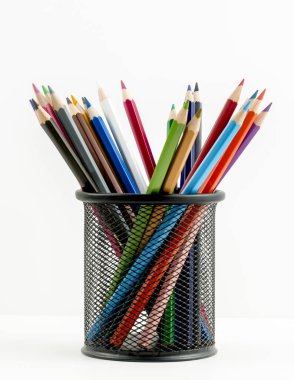 Arka planda izole edilmiş renkli kalemler. Kapat..