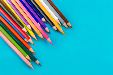 Arka planda izole edilmiş renkli kalemler. Kapat..