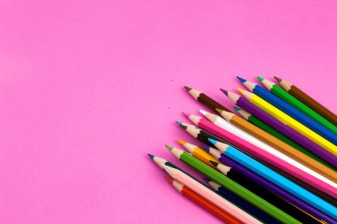 Arka planda izole edilmiş renkli kalemler. Kapat..