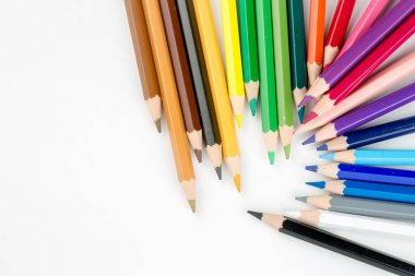 Arka planda izole edilmiş renkli kalemler. Kapat..