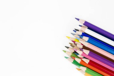 Arka planda izole edilmiş renkli kalemler. Kapat..