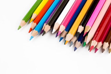 Arka planda izole edilmiş renkli kalemler. Kapat..