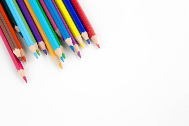 Arka planda izole edilmiş renkli kalemler. Kapat..