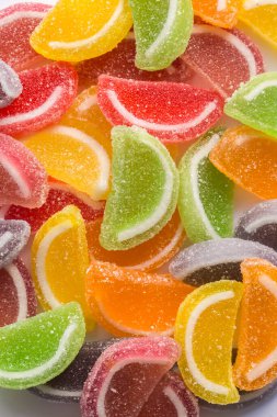 Renkli lolipoplar ve farklı renkte yuvarlak şekerler. Üst görünüm.