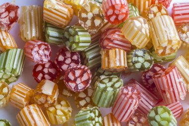 Renkli lolipoplar ve farklı renkte yuvarlak şekerler. Üst görünüm.
