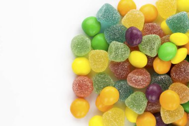 Renkli lolipoplar ve farklı renkte yuvarlak şekerler. Üst görünüm.