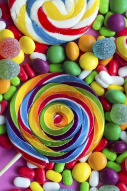 Renkli lolipoplar ve farklı renkte yuvarlak şekerler. Üst görünüm.