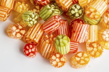 Renkli lolipoplar ve farklı renkte yuvarlak şekerler. Üst görünüm.