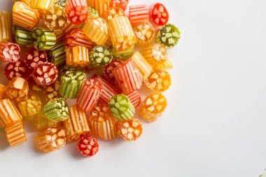 Renkli lolipoplar ve farklı renkte yuvarlak şekerler. Üst görünüm.