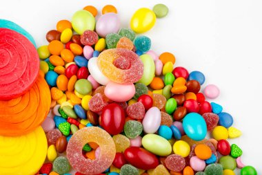Renkli lolipoplar ve farklı renkte yuvarlak şekerler. Üst görünüm.