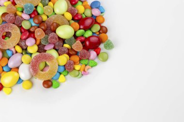 Renkli lolipoplar ve farklı renkte yuvarlak şekerler. Üst görünüm.