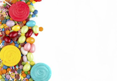 Renkli lolipoplar ve farklı renkte yuvarlak şekerler. Üst görünüm.