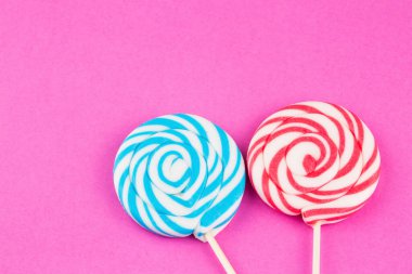 Renkli lolipoplar ve farklı renkte yuvarlak şekerler. Üst görünüm.