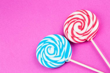 Renkli lolipoplar ve farklı renkte yuvarlak şekerler. Üst görünüm.