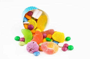 Renkli lolipoplar ve farklı renkte yuvarlak şekerler. Üst görünüm.