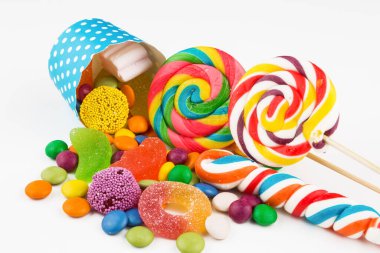 Renkli lolipoplar ve farklı renkte yuvarlak şekerler. Üst görünüm.