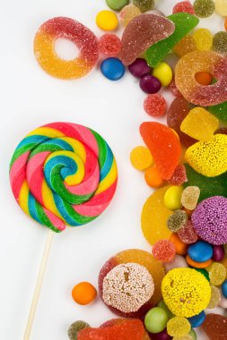 Renkli lolipoplar ve farklı renkte yuvarlak şekerler. Üst görünüm.