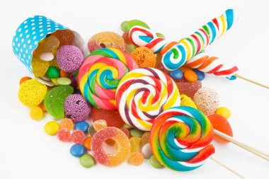 Renkli lolipoplar ve farklı renkte yuvarlak şekerler. Üst görünüm.