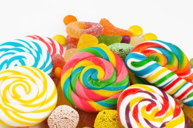 Renkli lolipoplar ve farklı renkte yuvarlak şekerler. Üst görünüm.