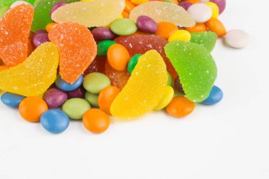 Renkli lolipoplar ve farklı renkte yuvarlak şekerler. Üst görünüm.