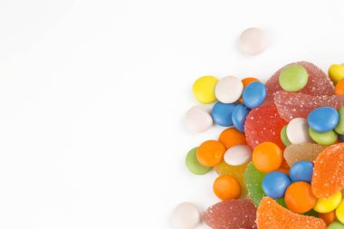 Renkli lolipoplar ve farklı renkte yuvarlak şekerler. Üst görünüm.